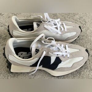 Like new new balance 327 women’s size 9 navy black white